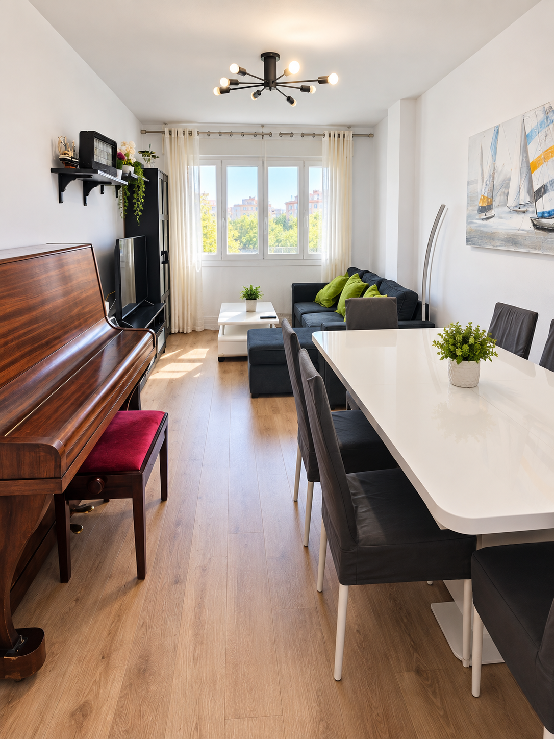 Salón-comedor de La Fortaleza con piano, persianas abiertas y luz natural